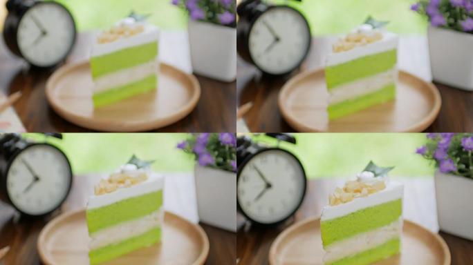 绿色蛋糕抹茶绿茶奶油蛋糕放在木桌上放松时间，多莉拍摄