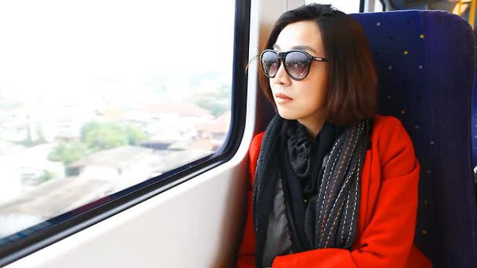 美丽的亚洲女人在火车上旅行。