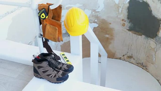 鞋子、工具带和安全帽排列在一起4k