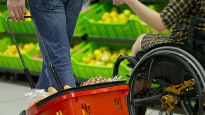 轮椅上的女人在超市与丈夫牵手