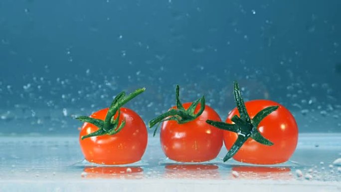 第三个番茄还被放到另外两个躺在潮湿的表面上