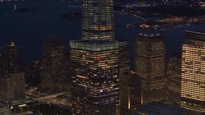 空中: 两个美国偶像-自由女神像和一个世界贸易摩天大楼