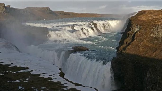 平移镜头: 冬季的Gulfoss金色瀑布冰岛