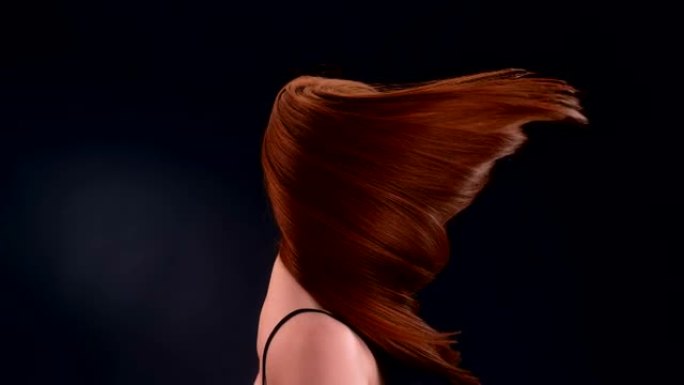 漂亮的红发女人扔长发