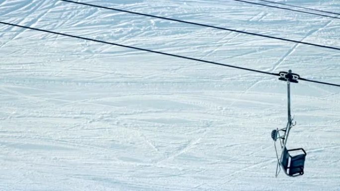 滑雪者通过升降椅