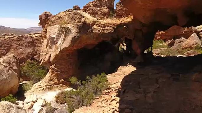 在南非飞过带有洞穴的岩石