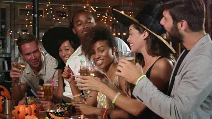 朋友在酒吧的万圣节派对上玩得开心，拍摄于R3D