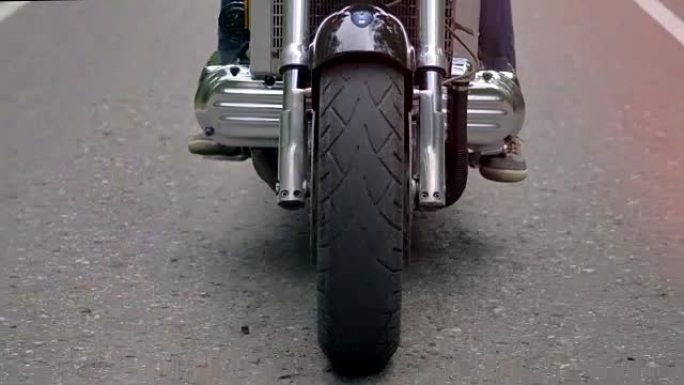 摩托车前轮转弯的特写镜头。