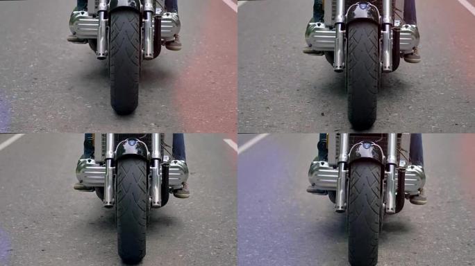 摩托车前轮转弯的特写镜头。
