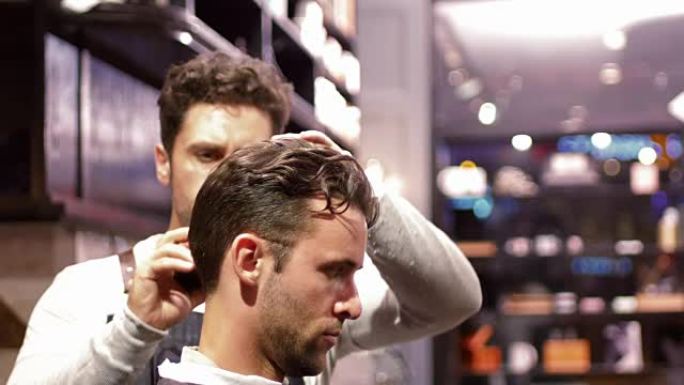 男人用修剪器修剪头发