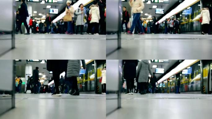 人们在地铁里散步