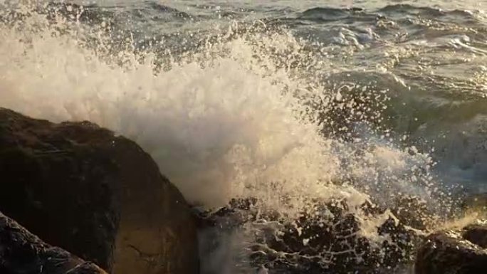 海浪撞击石滩-慢动作。
