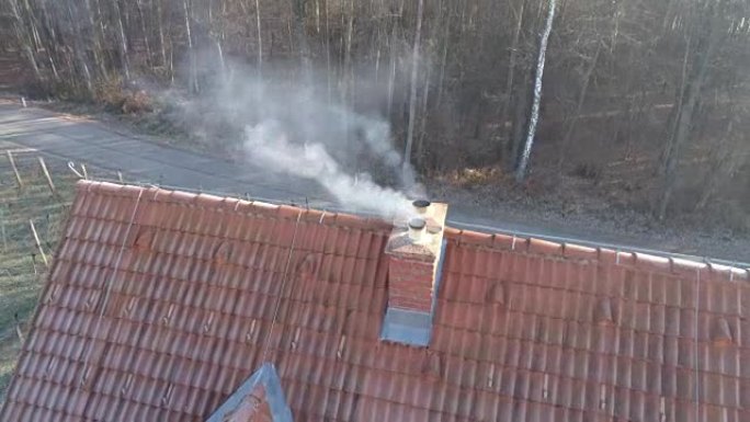 MS鸟瞰图烟雾从农村房屋的烟囱升起