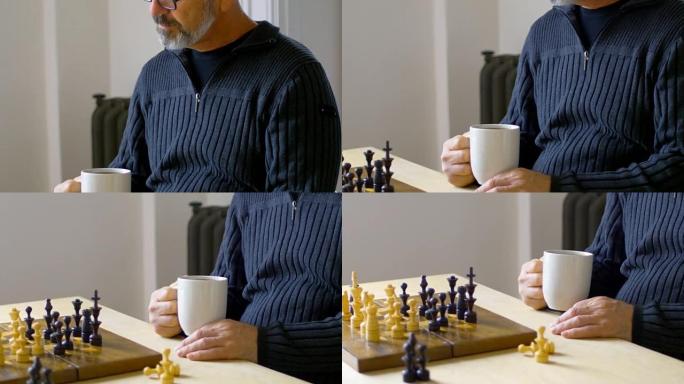 男子在客厅下棋时喝咖啡