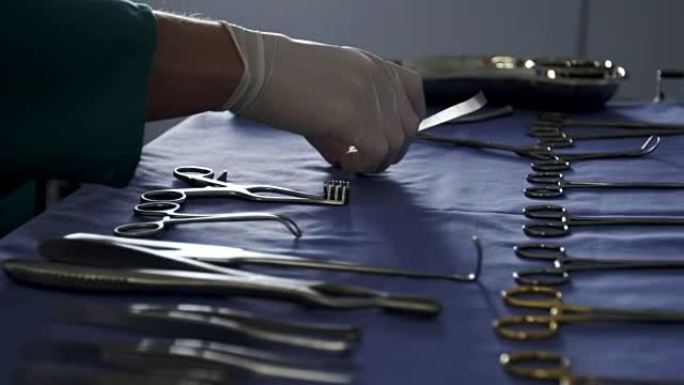 外科医生在托盘上布置手术工具的特写镜头