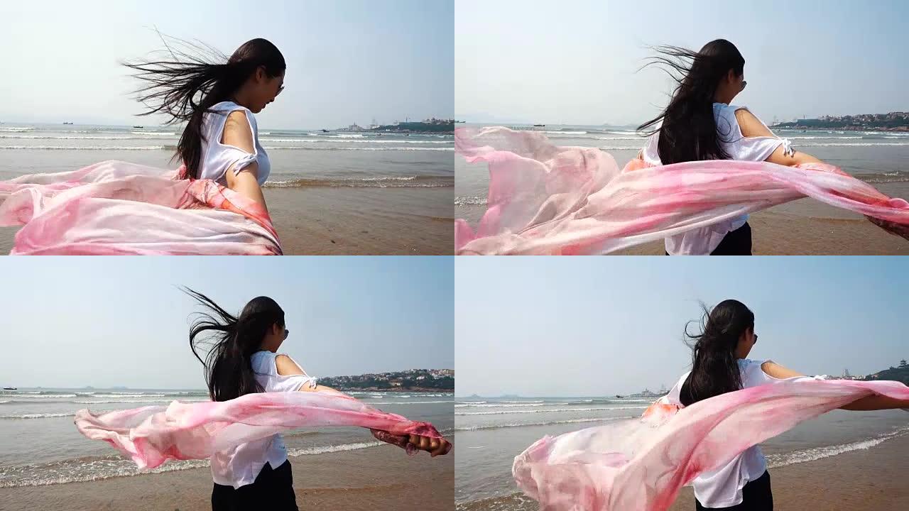 戴着围巾在海边散步的女人