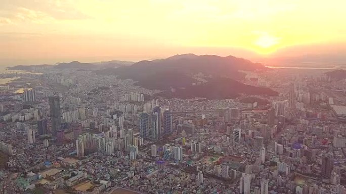 韩国釜山市城市景观的鸟瞰图日落