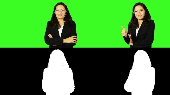 漂亮的商务女士戴着绿色屏幕背景的耳机