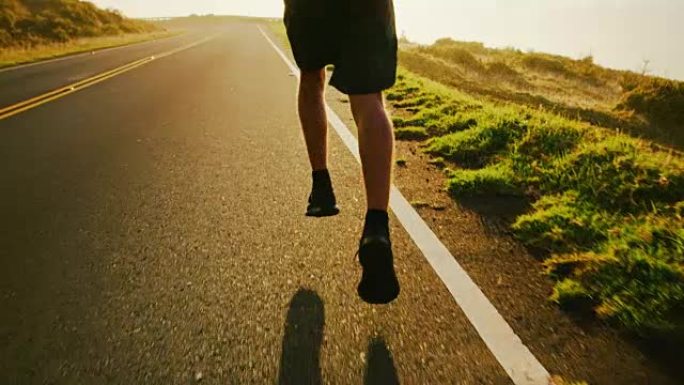 运动男子在日落时奔跑