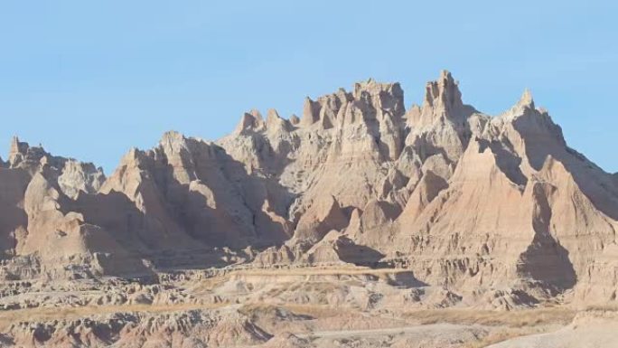 特写: 陡峭的尖头砂岩山脉在荒地NP的湛蓝天空中