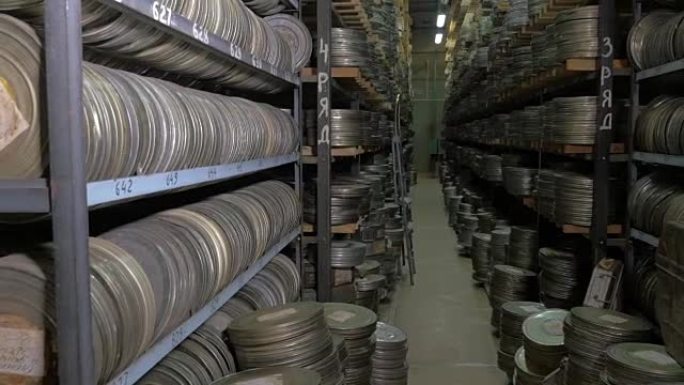 大型电影档案馆及其众多录像带。
