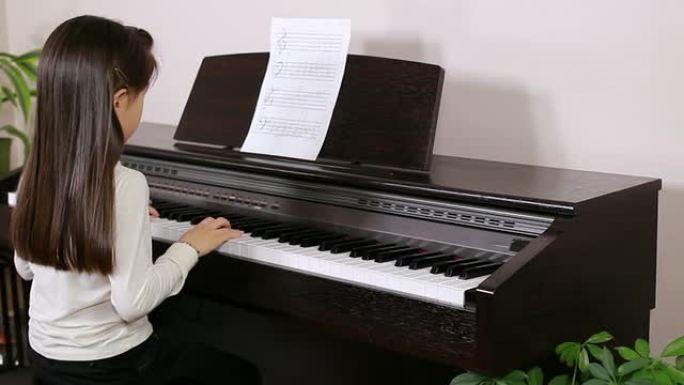 年轻女孩弹钢琴视频素材