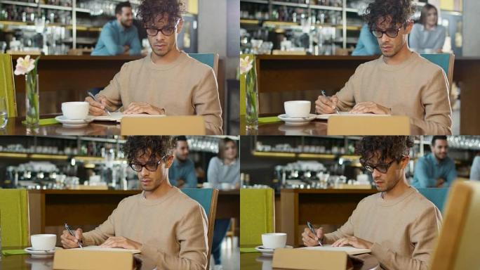 西班牙裔年轻人在舒适的咖啡店使用平板电脑并在笔记本上做笔记。