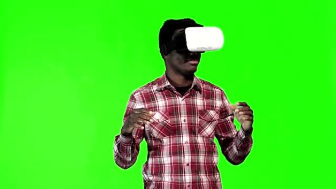 非洲男子在绿屏上佩戴VR google