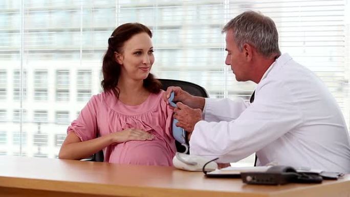 医生为孕妇服用血压