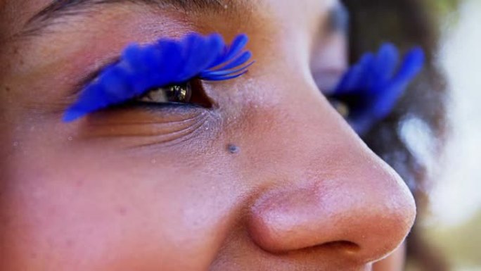 在音乐节4k上，蓝眼睛的女人睫毛