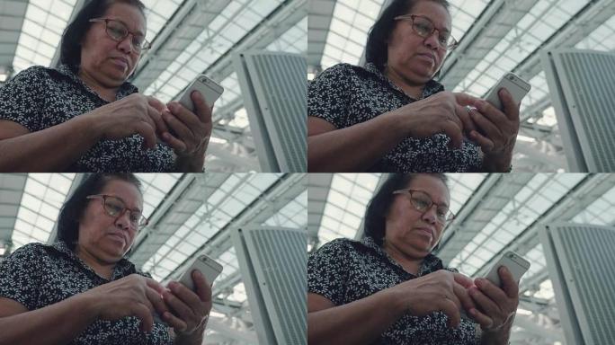祖母在机场使用智能手机