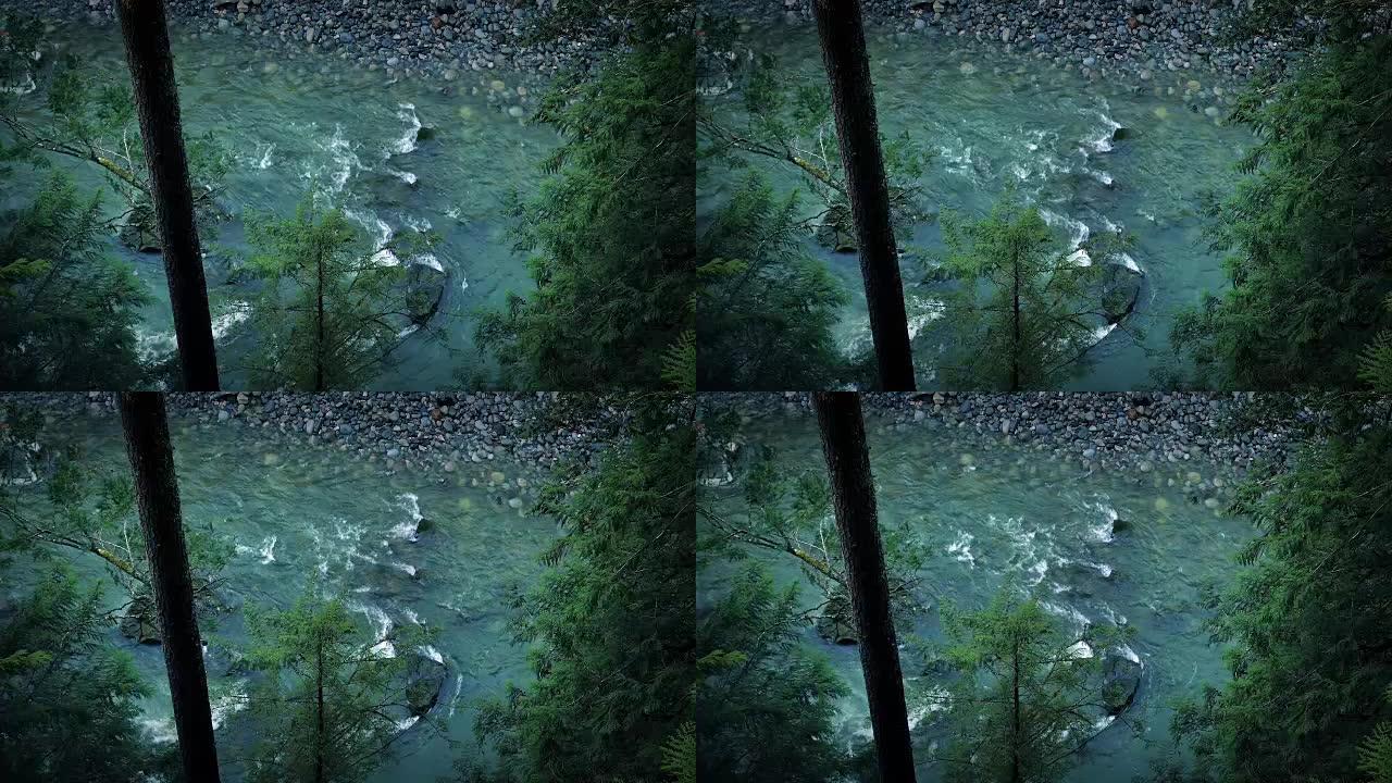 俯瞰森林中的蓝色河流