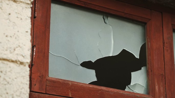 熊孩子拿石头砸窗户玻璃