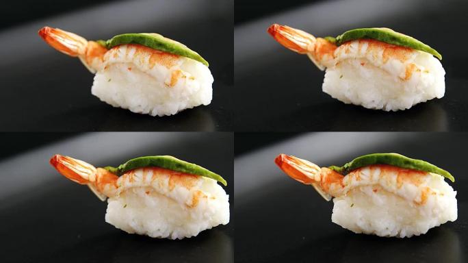 虾寿司配灰色石板