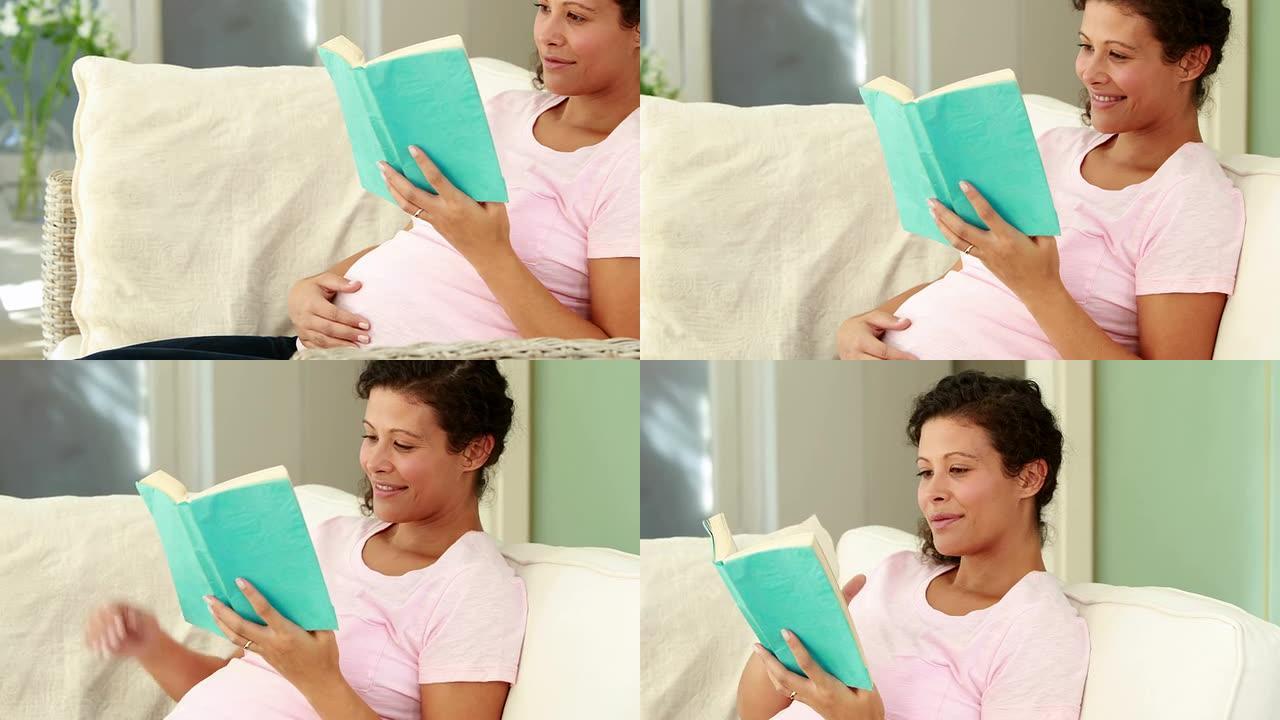 孕妇在沙发上看书