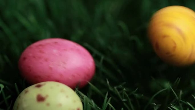 落在草地上的复活节彩蛋