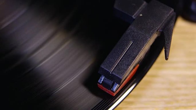 在R3D上拍摄的旋转唱片上的唱机手写笔的头顶细节