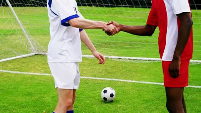 两名足球运动员握手