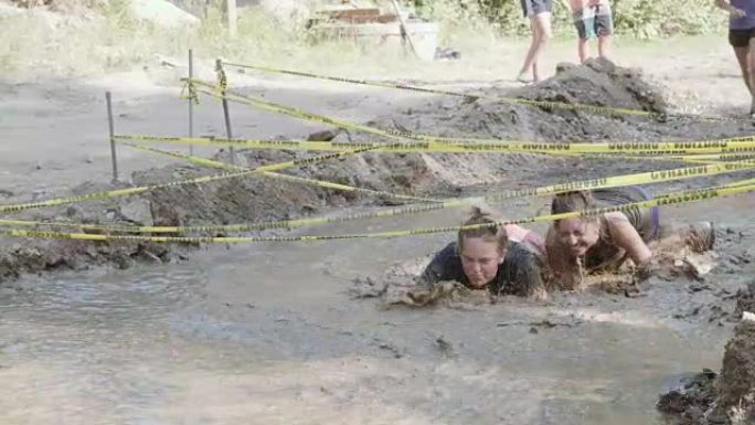 UHD 4K: 一群朋友一起参加有趣的mud run比赛