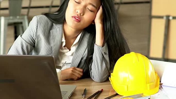 职业女性工程师因为努力工作而昏昏欲睡。
