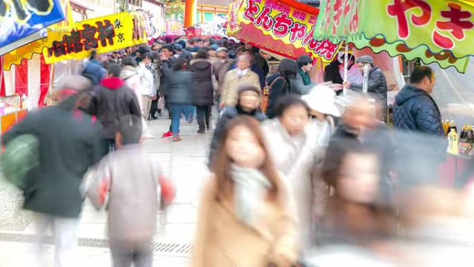 高清延时: 京都伏见稻荷市场的行人购物