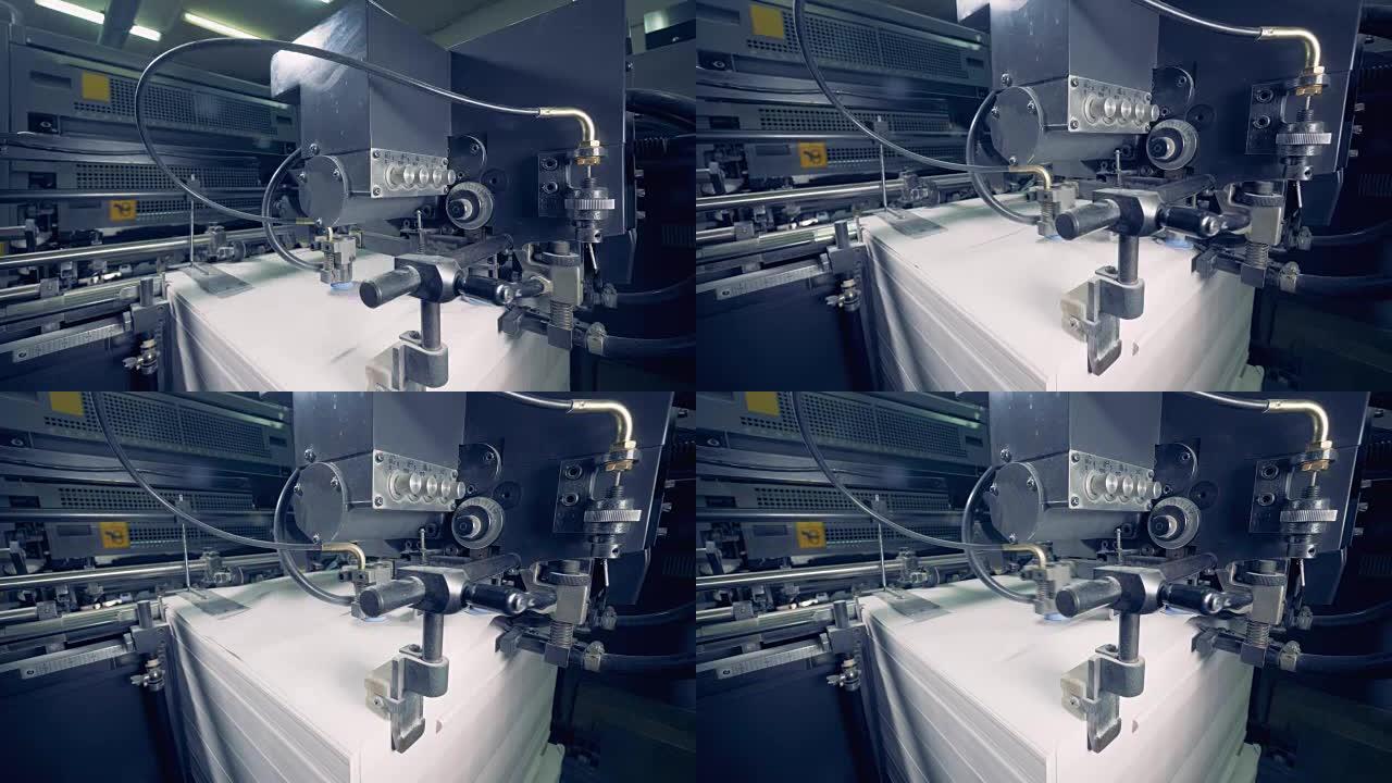 大型纸张正在被一台自动工厂机器重新安置