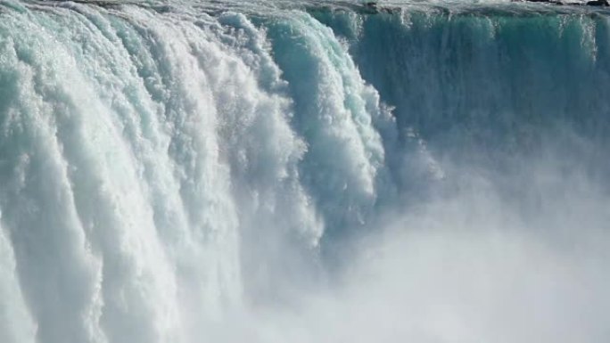 慢动作: 强劲的白水尼亚加拉瀑布在垂直跌落上坠毁