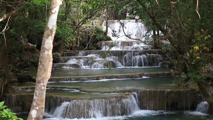 热带雨林中的瀑布