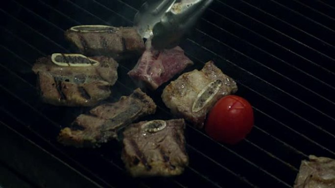 烹饪主任使用金属镊子将未煮熟的肉块放在热烟熏烤架上，并在下面放火，关闭慢动作。