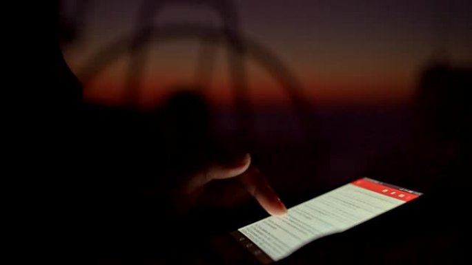 4k特写女人晚上在帆船上使用智能手机，实时