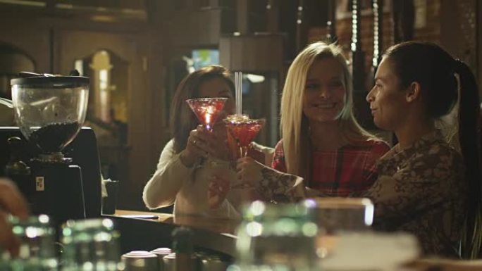 女孩们在酒吧一起玩得开心的时候会笑、欢呼和喝鸡尾酒。