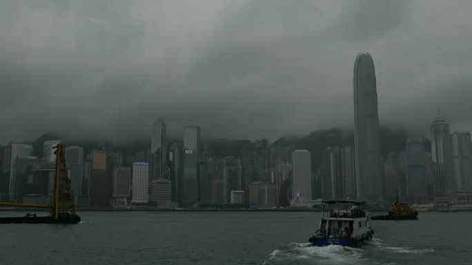 中国香港，烟雾和黑暗中的时光之城，向上倾斜。