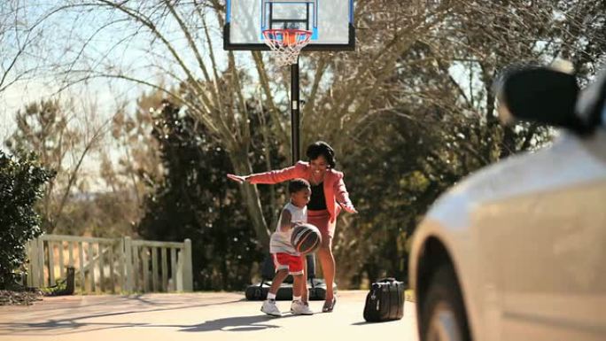 上班妈妈和儿子一起打篮球