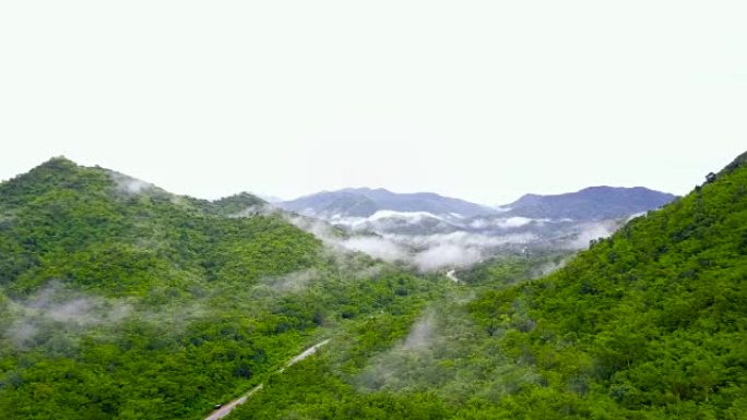4k鸟瞰图: 泰国Ratchaburi的雾蒙蒙的乡间小路
